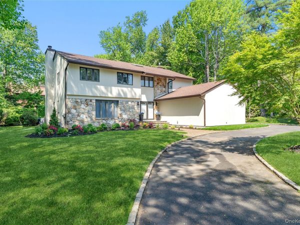 8 Bolton Drive, Manhasset, NY 11030