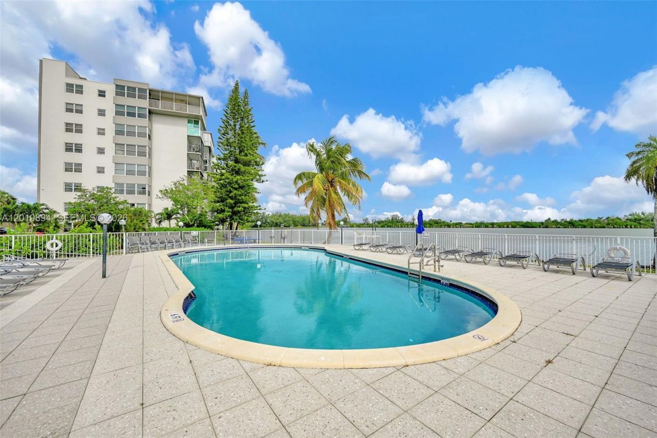 1075 NE Miami Gardens Dr , Unit 408, Miami, FL 33179 Photo