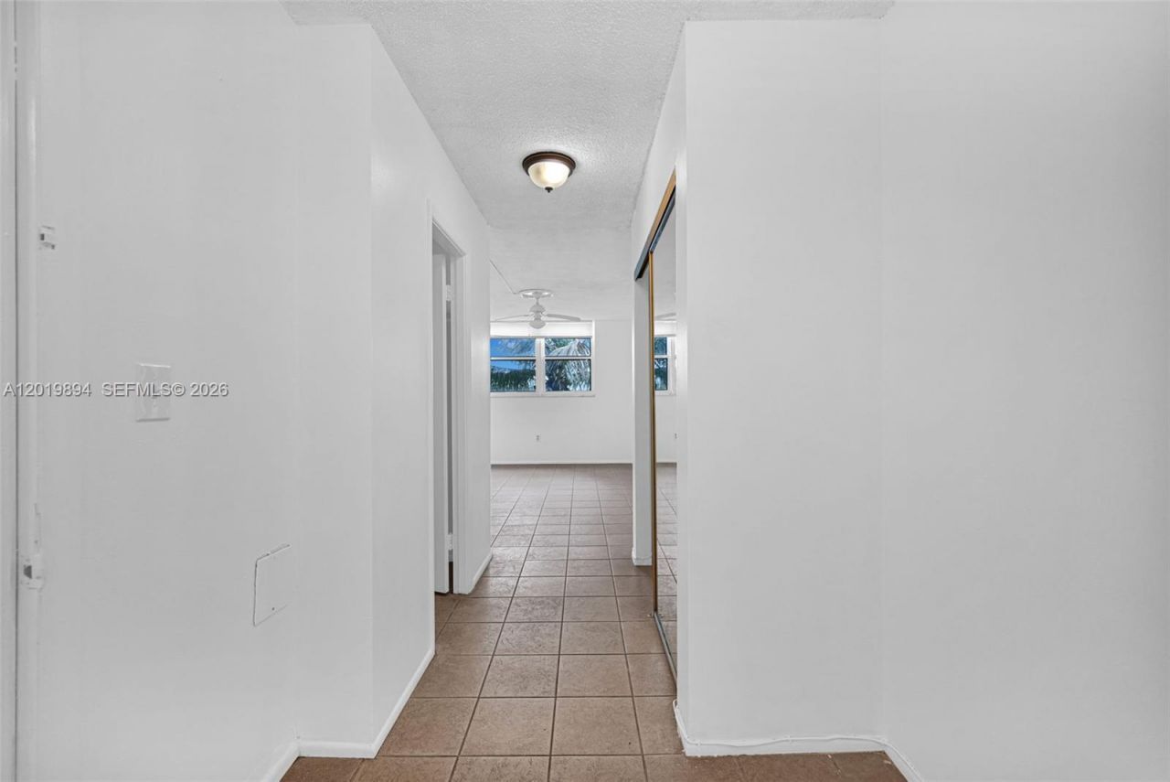 1075 NE Miami Gardens Dr , Unit 408, Miami, FL 33179 Photo