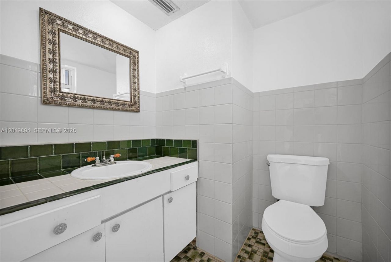 1075 NE Miami Gardens Dr , Unit 408, Miami, FL 33179 Photo
