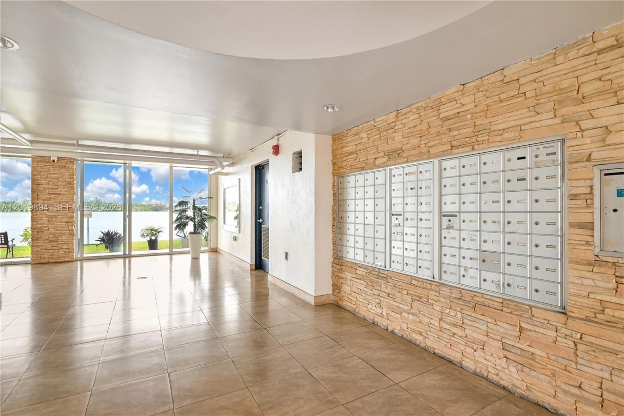 1075 NE Miami Gardens Dr , Unit 408, Miami, FL 33179 Photo