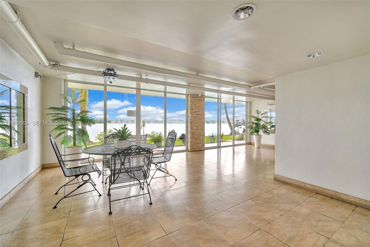 1075 NE Miami Gardens Dr , Unit 408, Miami, FL 33179 Photo