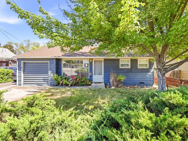 876 W Stewart Avenue, Medford, OR 97501