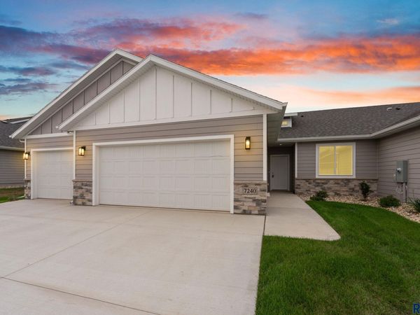 7240 E Waters Edge Pl, Sioux Falls, SD 57110