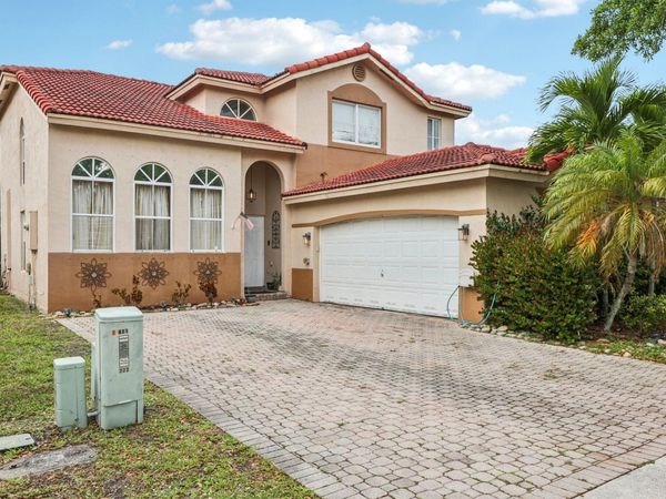 405 E Royal Cove Circle, Davie, FL 33325