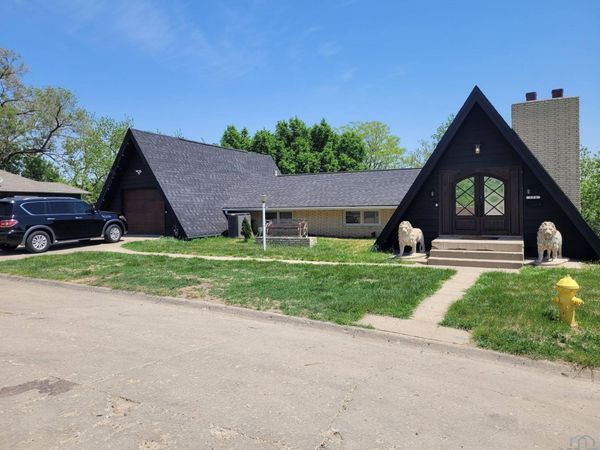 324 S Collins, Sioux City, IA 51103