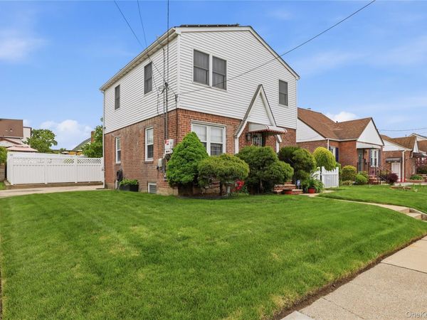 1 Ivanhoe Place , Valley Stream, NY 11580