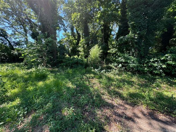 215 Cortland Street , Copiague, NY 11726