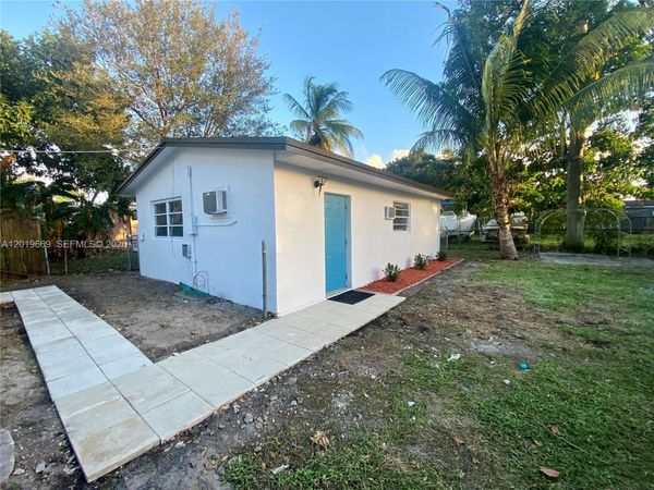 2512 Grant St , Unit Rear Guest, Hollywood, FL 33020