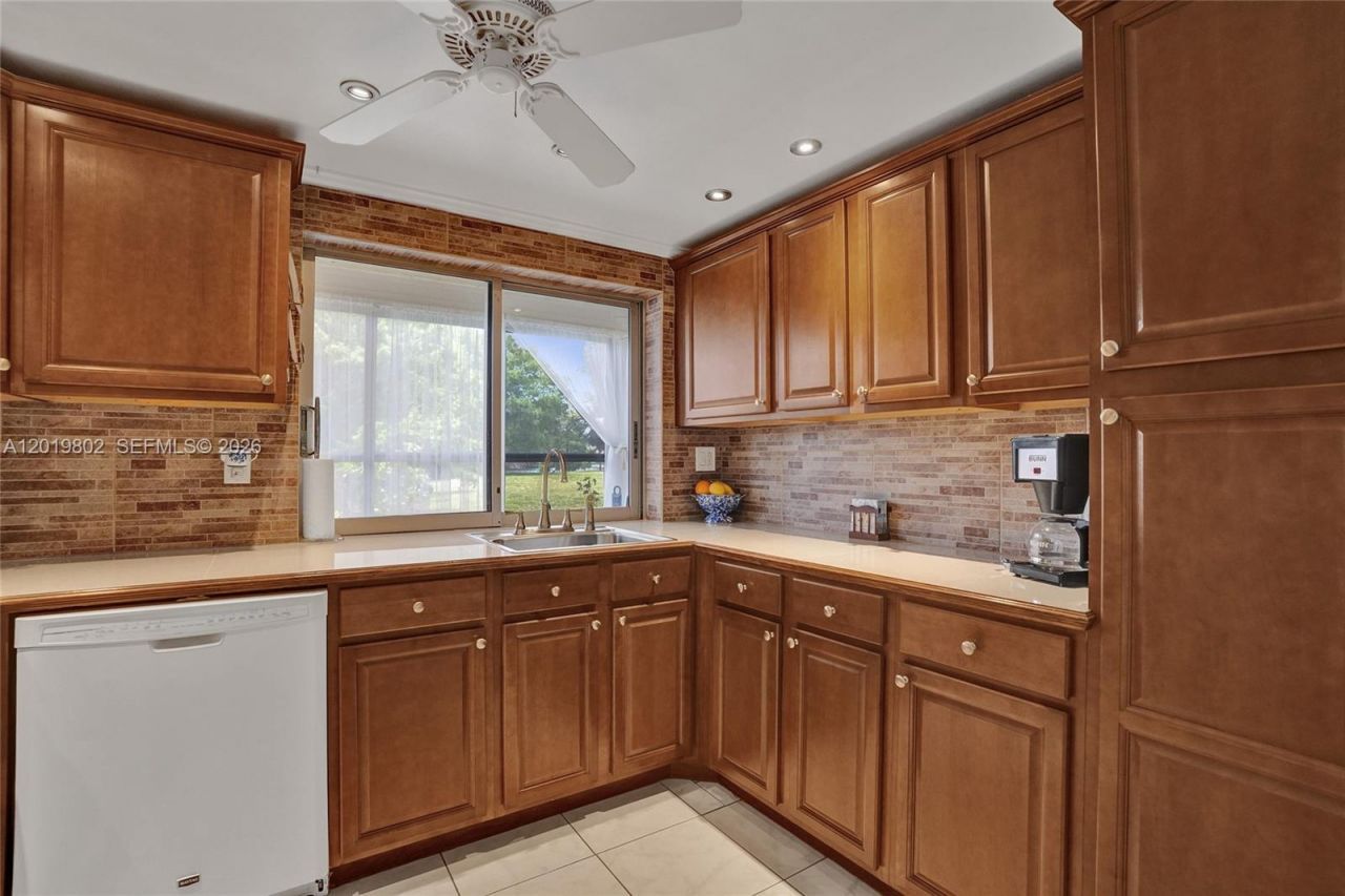 9070 Lime Bay Blvd , Unit 110, Tamarac, FL 33321 Photo