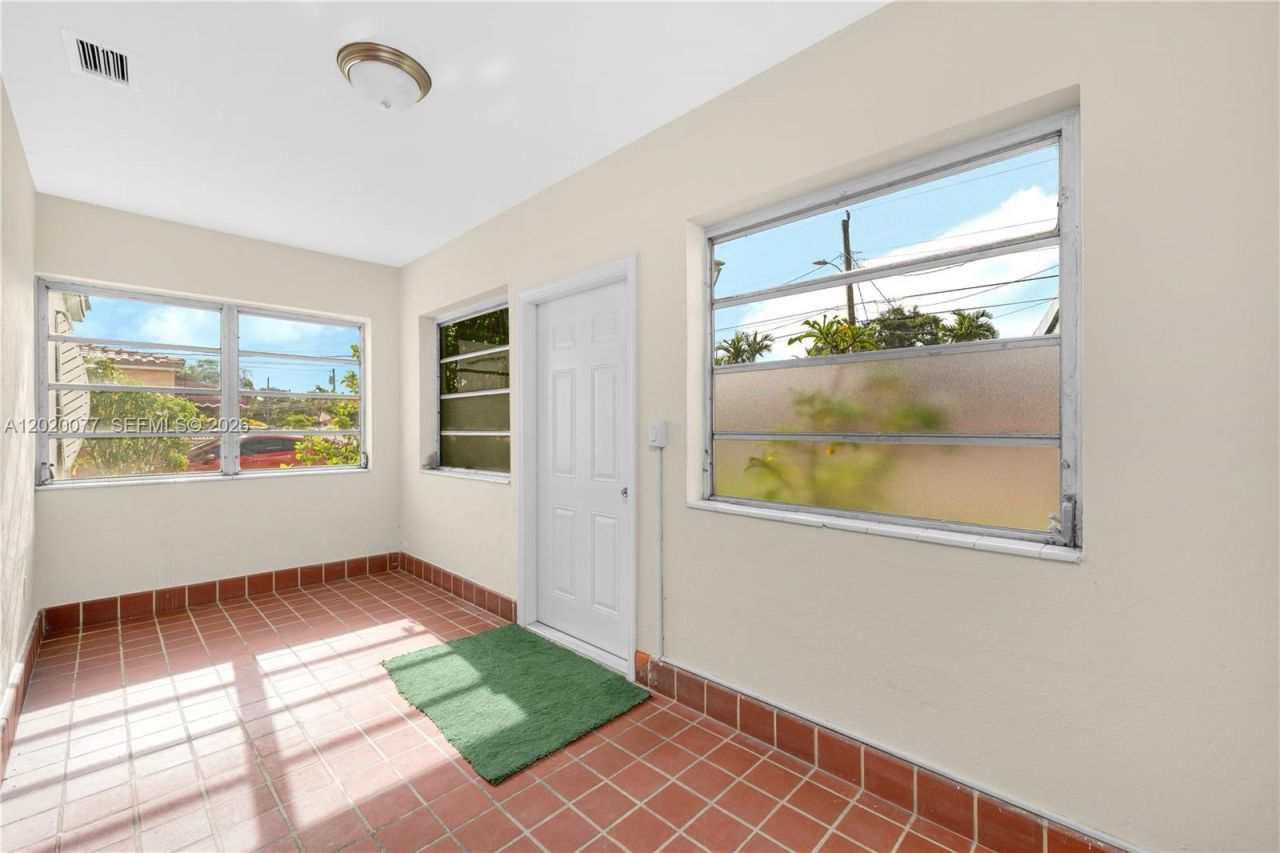 3271 NW 18th Ter , Miami, FL 33125 Photo