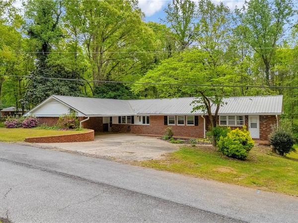 231 Honeysuckle Drive , Commerce, GA 30529