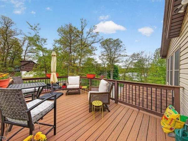 1052 Lakeside Dr East, Vernon, NJ 07422