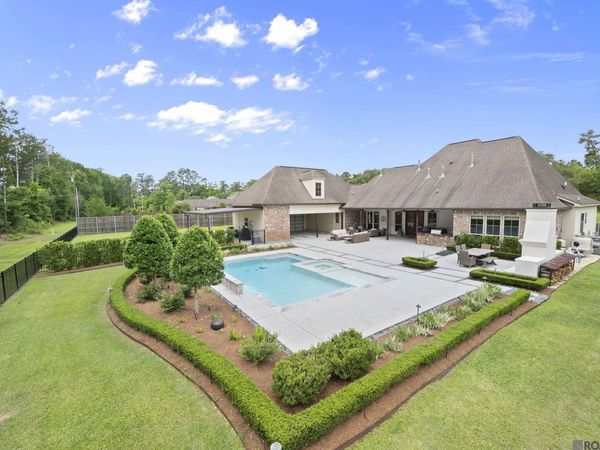 8242 Wildwood Dr, Denham Springs, LA 70706