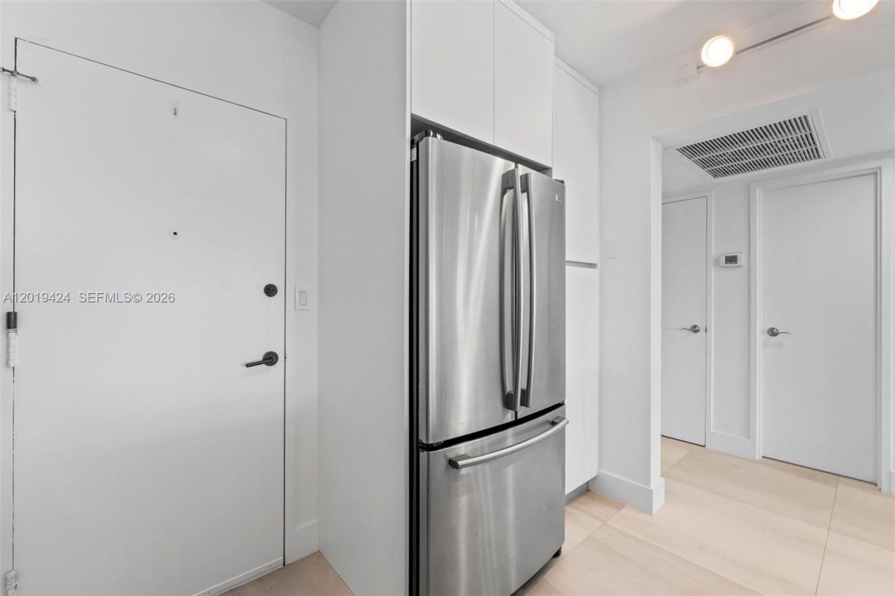 5700 Collins Ave , Unit 7J, Miami Beach, FL 33140 Photo