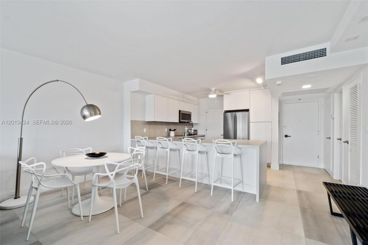 5700 Collins Ave , Unit 7J, Miami Beach, FL 33140 Photo