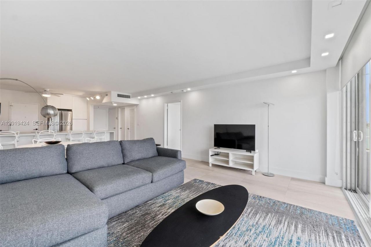 5700 Collins Ave , Unit 7J, Miami Beach, FL 33140 Photo