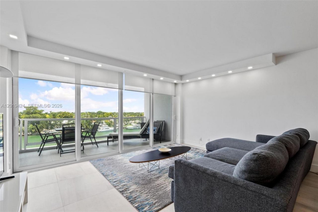 5700 Collins Ave , Unit 7J, Miami Beach, FL 33140 Photo