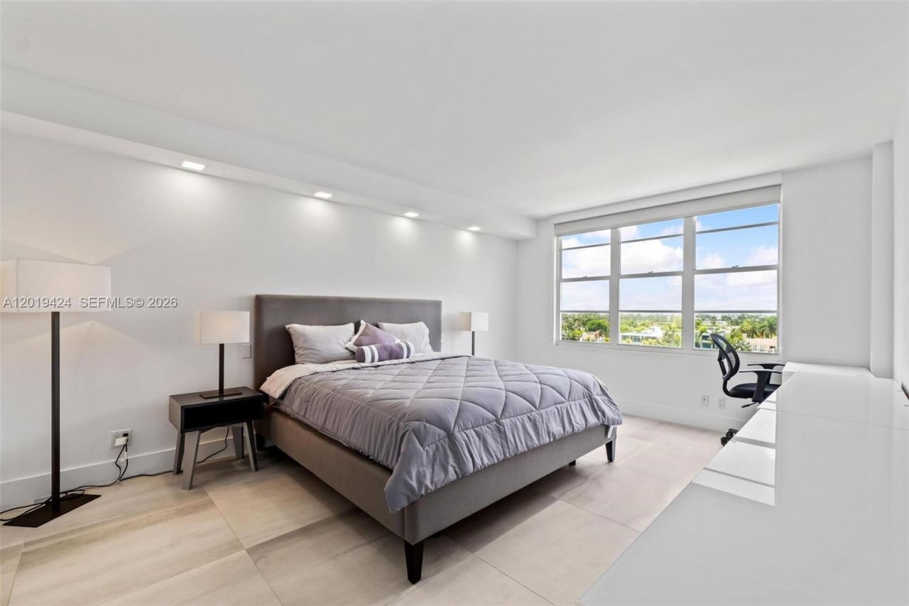 5700 Collins Ave , Unit 7J, Miami Beach, FL 33140 Photo