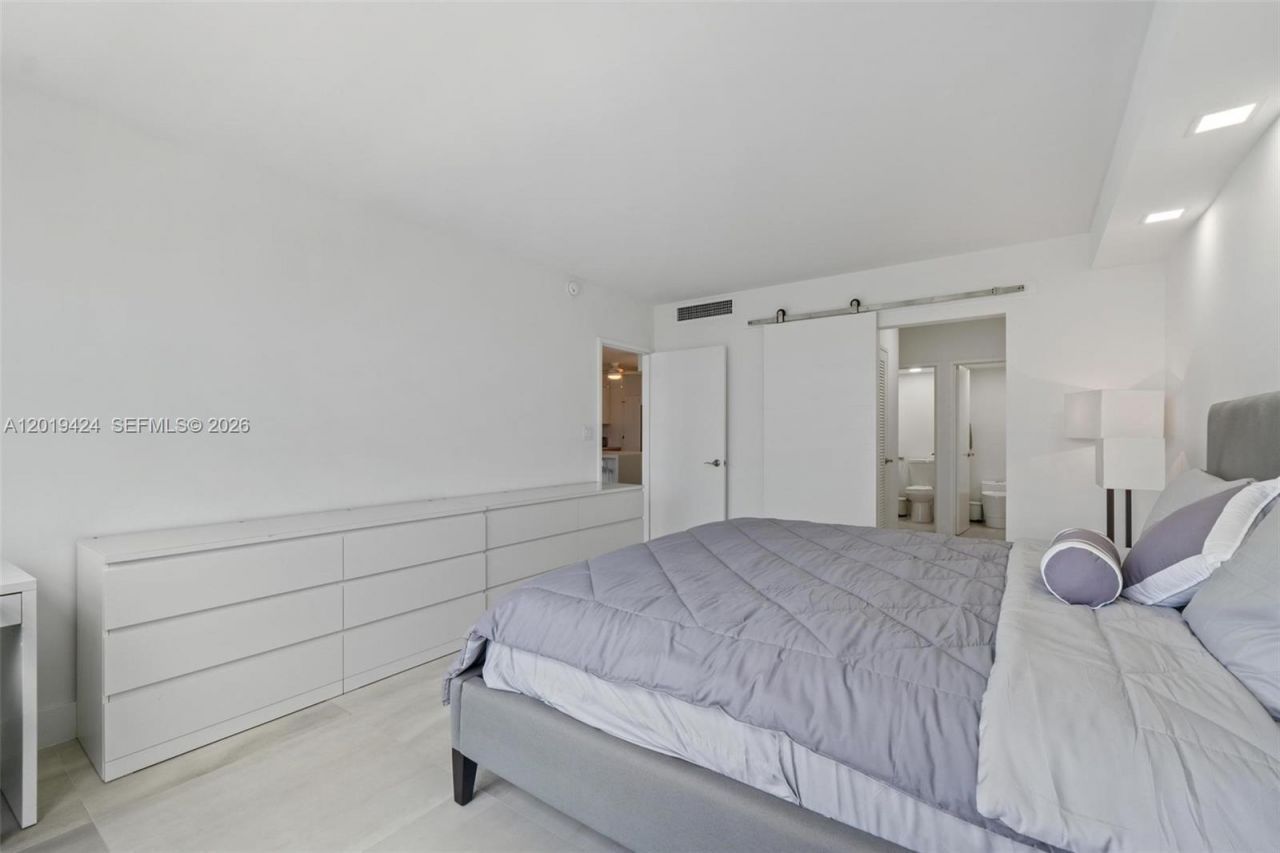 5700 Collins Ave , Unit 7J, Miami Beach, FL 33140 Photo