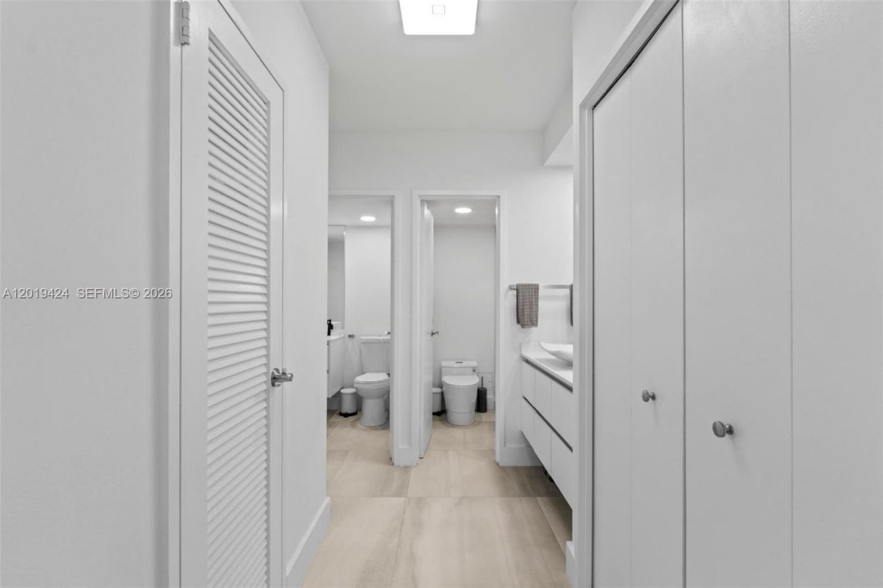 5700 Collins Ave , Unit 7J, Miami Beach, FL 33140 Photo