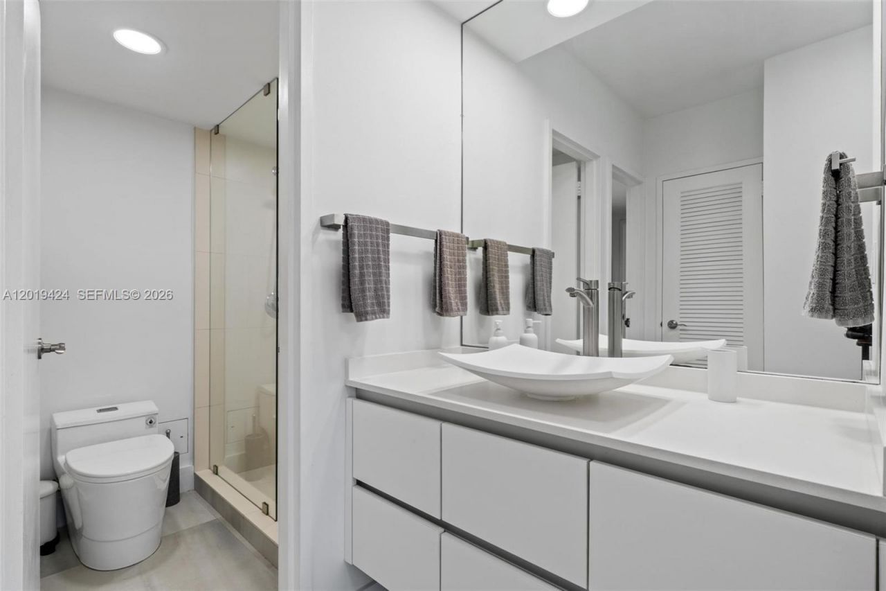5700 Collins Ave , Unit 7J, Miami Beach, FL 33140 Photo