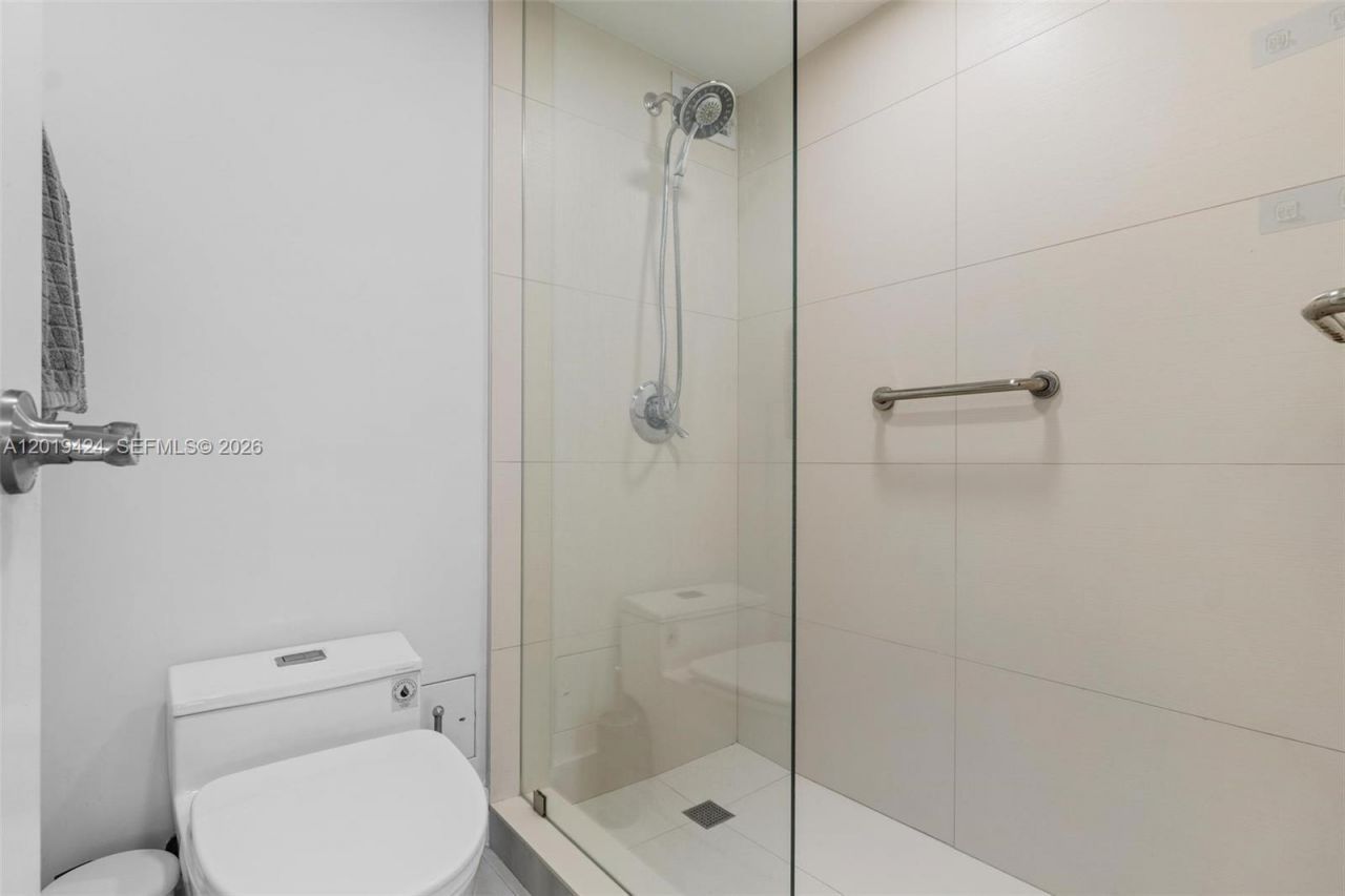 5700 Collins Ave , Unit 7J, Miami Beach, FL 33140 Photo