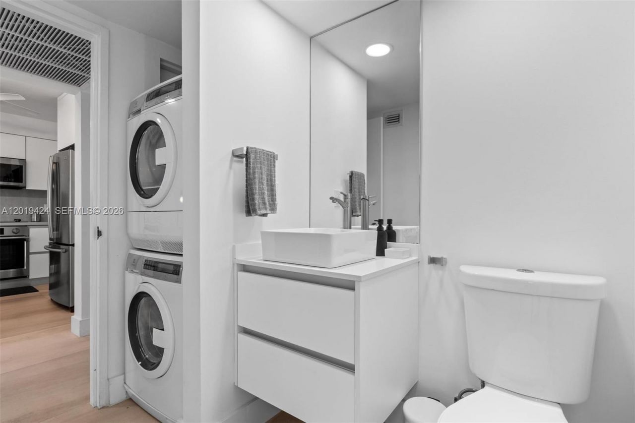 5700 Collins Ave , Unit 7J, Miami Beach, FL 33140 Photo