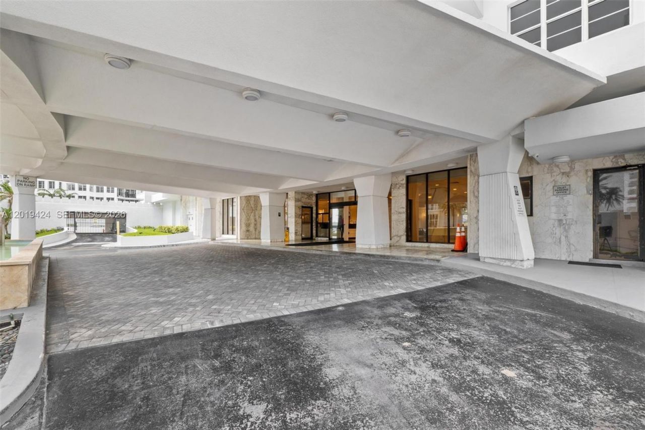 5700 Collins Ave , Unit 7J, Miami Beach, FL 33140 Photo