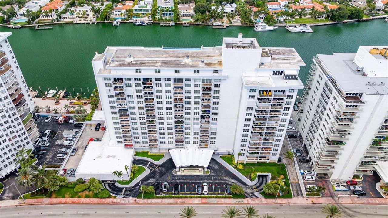 5700 Collins Ave , Unit 7J, Miami Beach, FL 33140 Photo