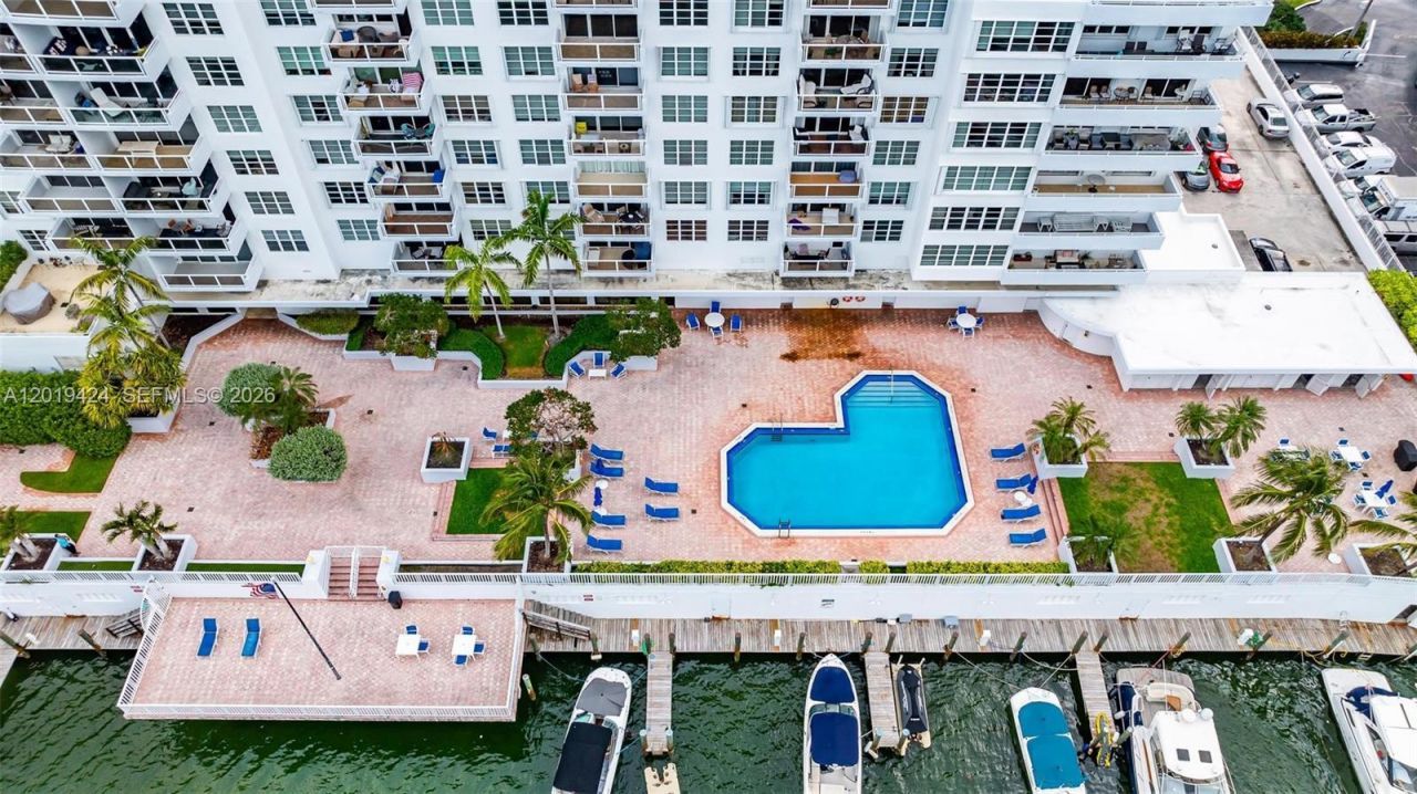 5700 Collins Ave , Unit 7J, Miami Beach, FL 33140 Photo