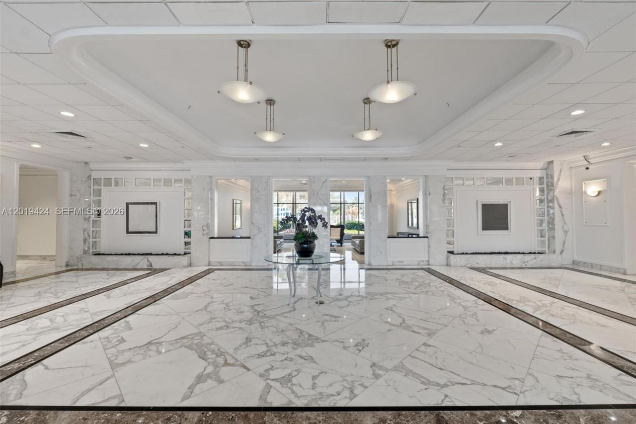 5700 Collins Ave , Unit 7J, Miami Beach, FL 33140 Photo