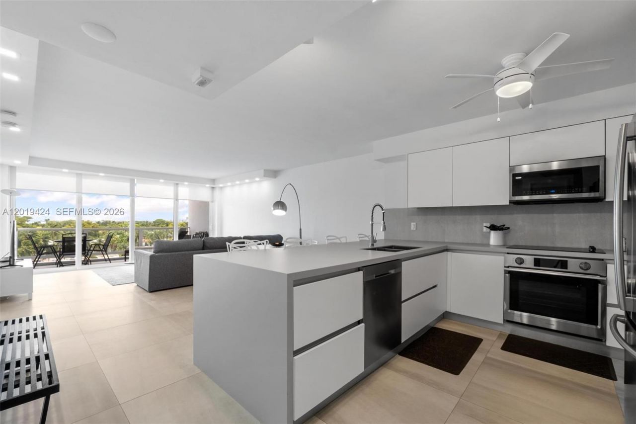5700 Collins Ave , Unit 7J, Miami Beach, FL 33140 Photo