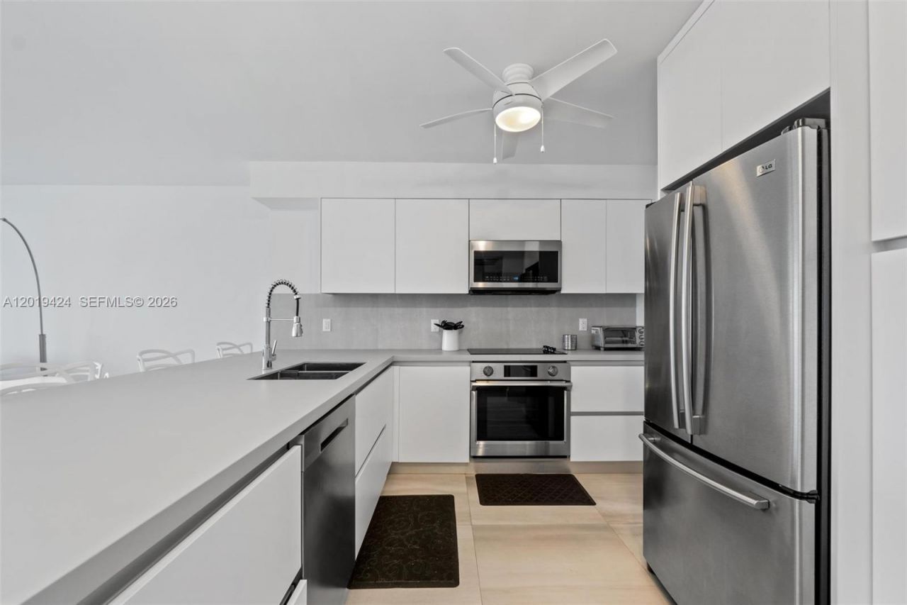 5700 Collins Ave , Unit 7J, Miami Beach, FL 33140 Photo