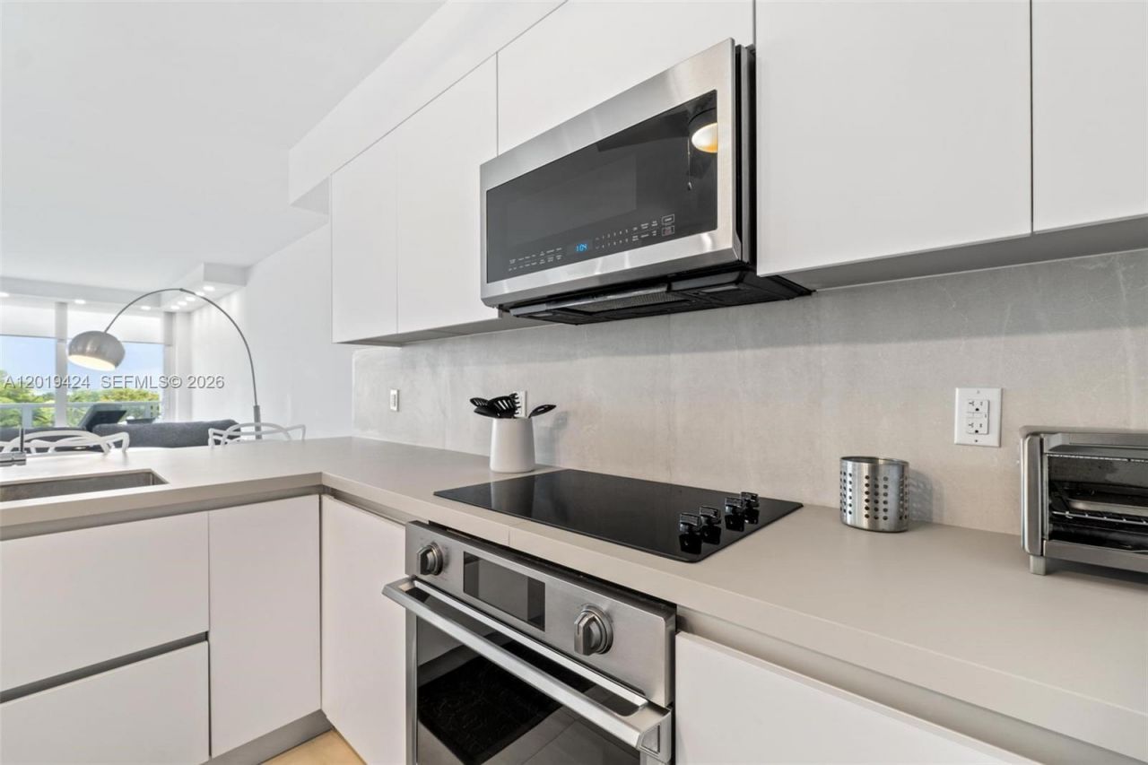5700 Collins Ave , Unit 7J, Miami Beach, FL 33140 Photo
