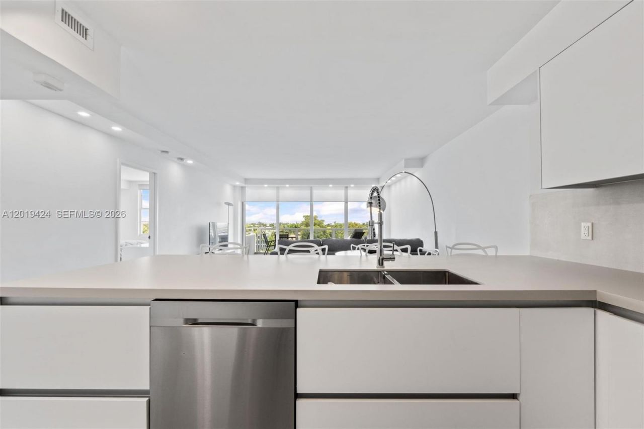 5700 Collins Ave , Unit 7J, Miami Beach, FL 33140 Photo