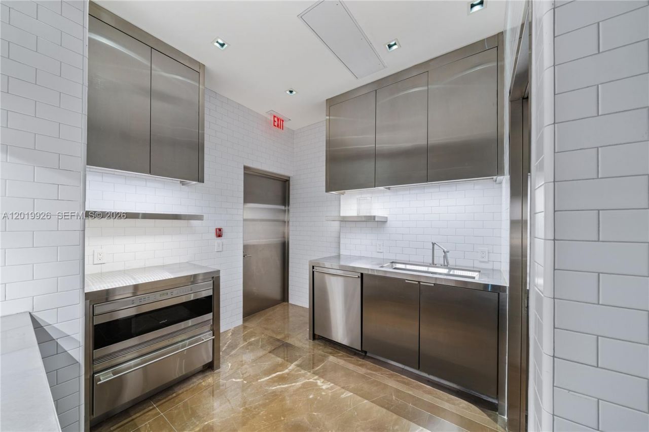 800 S Pointe Dr, Unit Penthouse, Miami Beach, FL 33139 Photo