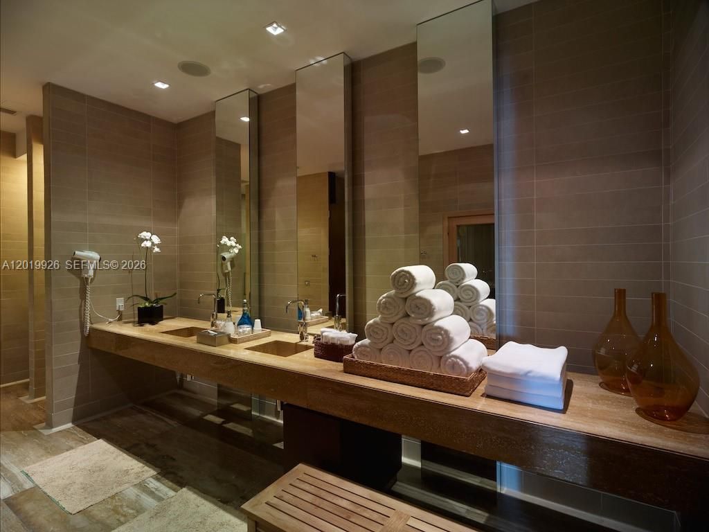 800 S Pointe Dr, Unit Penthouse, Miami Beach, FL 33139 Photo
