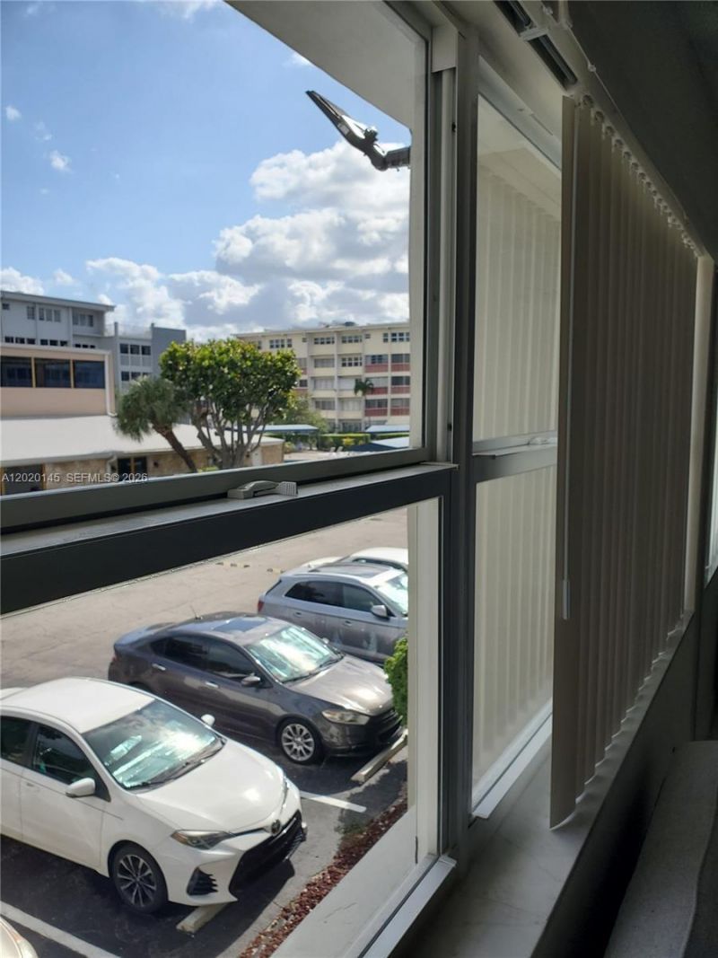 330 SE 2nd St, Unit 203H, Hallandale Beach, FL 33009 Photo