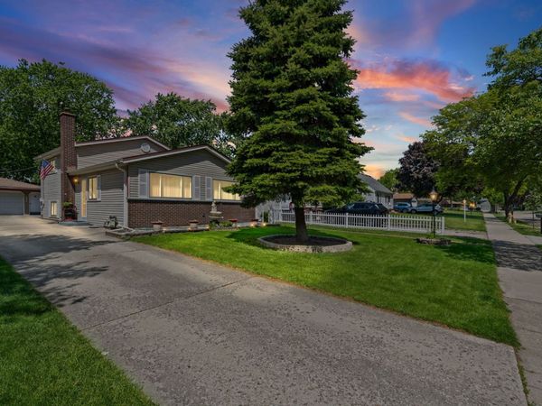 530 N Westwood Avenue , Lombard, IL 60148