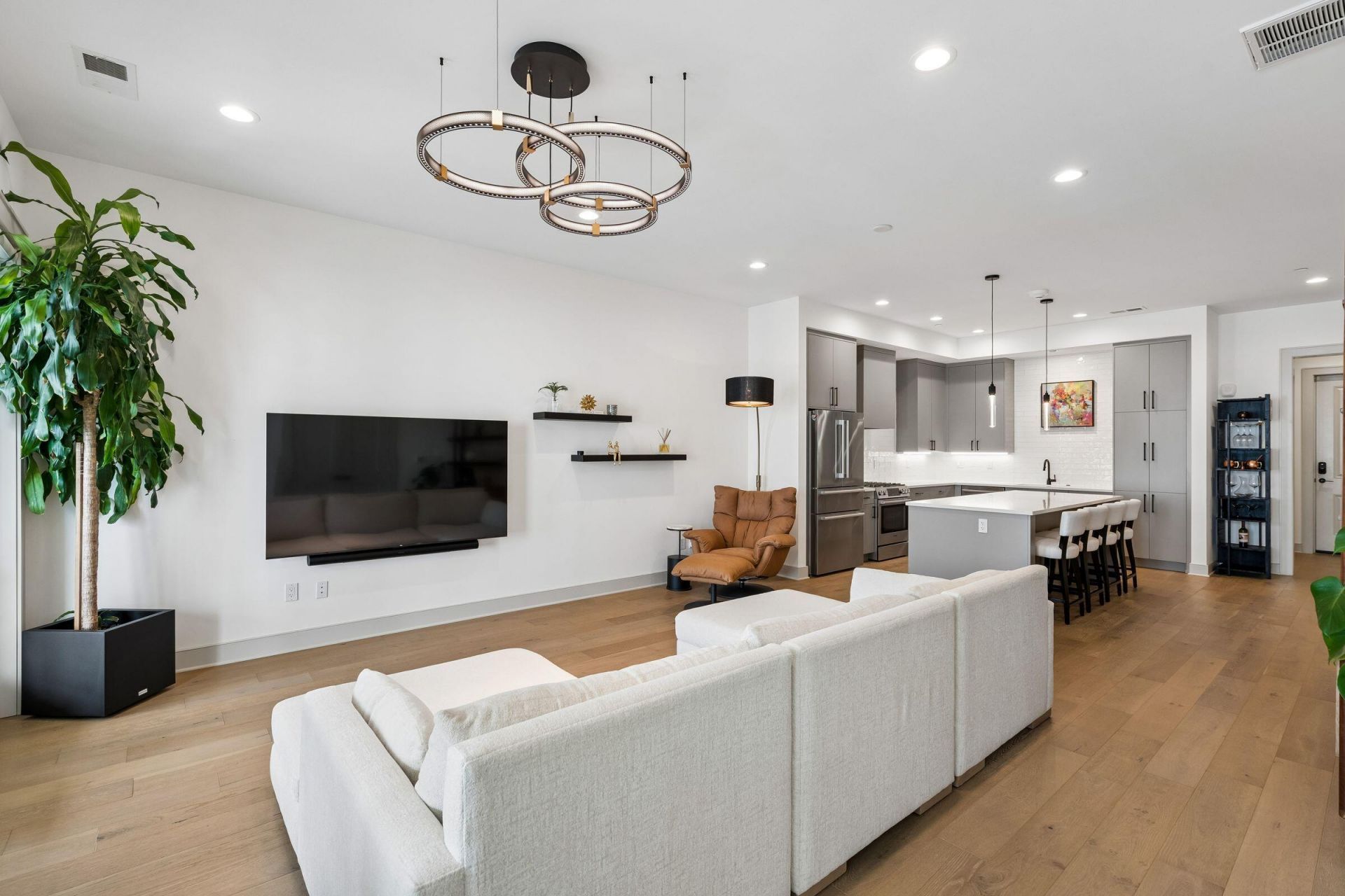 320 Longshore Street Photo 7