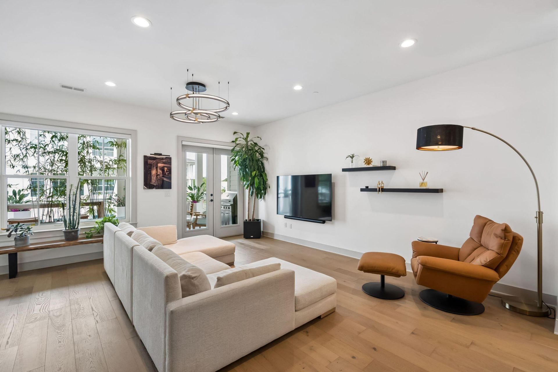 320 Longshore Street Photo 8