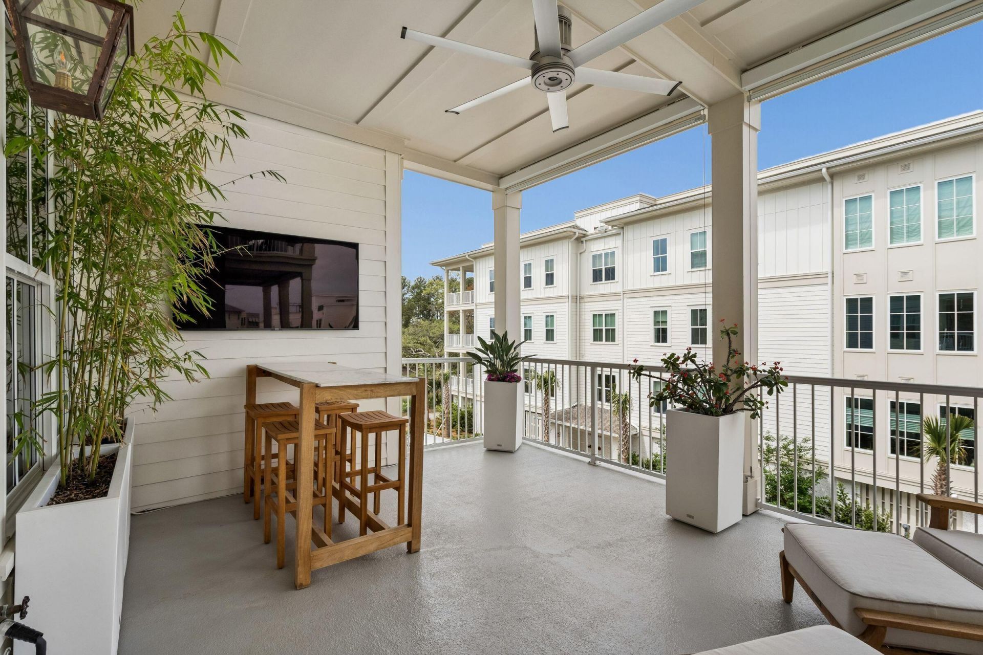 320 Longshore Street Photo 9