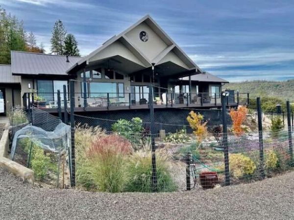 693 Ironwood Drive, Eagle Point, OR 97524
