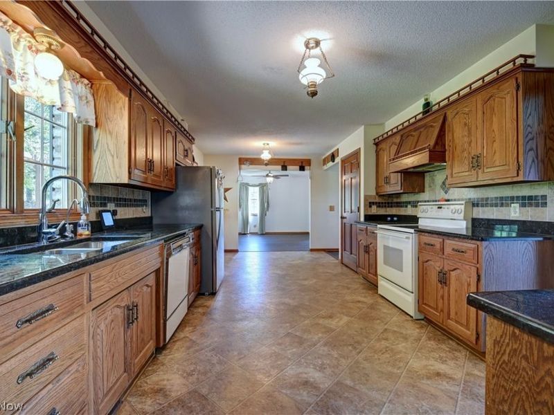 883 Basel Street, Sugarcreek, OH 44681 Photo 8