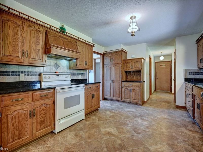 883 Basel Street, Sugarcreek, OH 44681 Photo 9