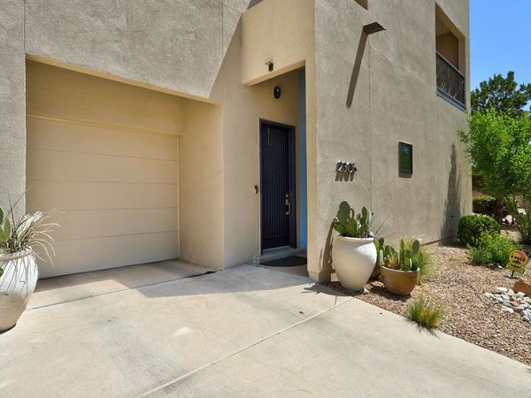2305 Mananitas Lane NW, Albuquerque, NM 87104