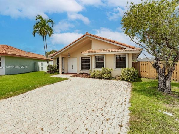 8359 NW 189th St Rd , Hialeah, FL 33015
