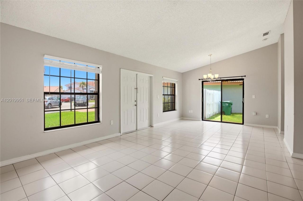 8359 NW 189th St Rd , Hialeah, FL 33015 Photo