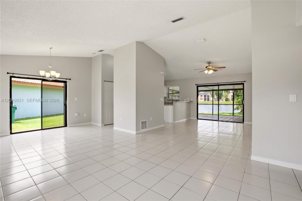 8359 NW 189th St Rd , Hialeah, FL 33015 Photo